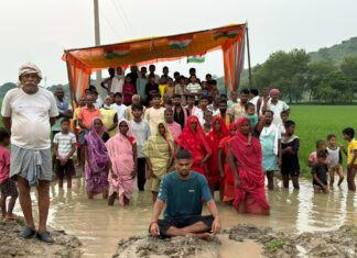 बीडीओ के आश्वासन पर हीरामन यादव ने चार दिन बाद खत्म की भूख हड़ताल धरना पर बैठे हीरामन यादव