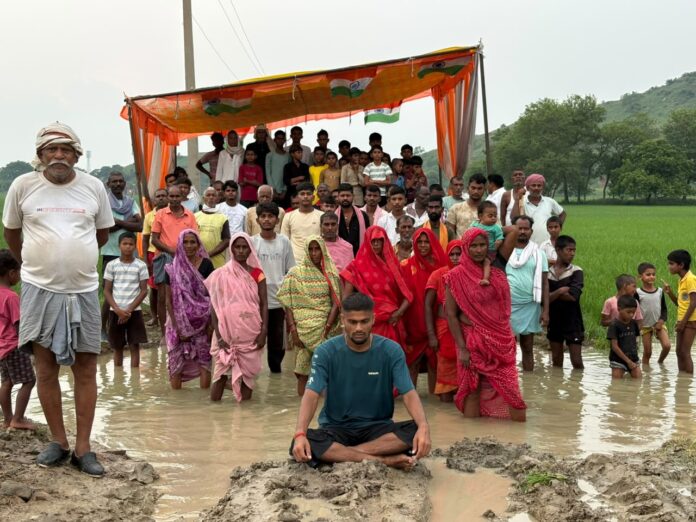 धरना पर बैठे हीरामन यादव