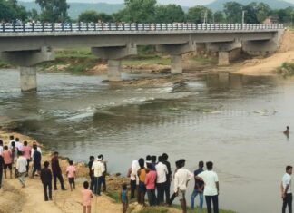 रील बनाने नदी में उतरे तीन युवक, तेज बहाव में बह गए दो; एक को ग्रामीणों ने बचाया औरंगाबाद के झारखंड बार्डर पर नदी किनारे लगी ग्रामीणों की भीड़