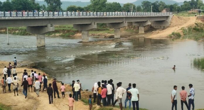 औरंगाबाद के झारखंड बार्डर पर नदी किनारे लगी ग्रामीणों की भीड़