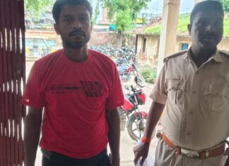 चैनपुर में पुलिस की कार्रवाई, मारपीट मामले में फरार पिता-पुत्र गिरफ्तार, शराब के नशे में हंगामा करते युवक को पकड़ NS News