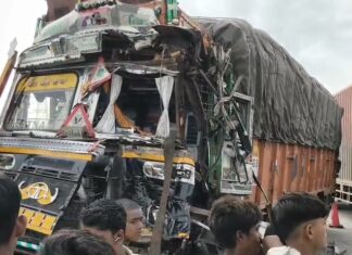 पुसौली में एनएच-19 पर भीषण टक्कर, चार वाहन भिड़े; ट्रक के केबिन में फंसा खलासी NS News