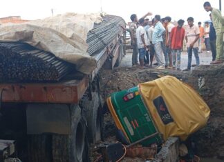 ब्रेक फेल होते ही बेकाबू हुआ सरिया लदा ट्रक, ऑटो को मारी जोरदार टक्कर; युवती गंभीर NS News