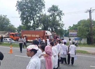 कैमूर में छात्रों का हंगामा, NH-19 पर लगा जाम; मांगों को लेकर सड़क पर उतरे किंगवे हॉस्पिटल के छात्र-छात्राएं NS News