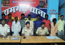 पुलिस टीम पर ग्रामीणों का हमला, आरोपी को छुड़ाकर ले गई भीड़; दो जवान घायल, वाहन में तोड़फोड़, 6 गिरफ्तार, कई हिरासत में गिरफ्तार अभियुक्तों के साथ पुलिस पदाधिकारी