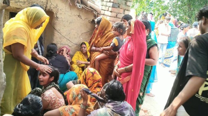 रोते बिलखते परिजन