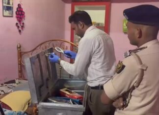 कुदरा में सूने घर पर चोरों का धावा, 13 लाख से अधिक की नकदी-जेवरात समेट ले गए बदमाश चोरी की घटना की जांच करती पुलिस की फॉरेंसिक टीम