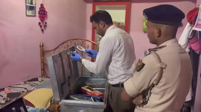 चोरी की घटना की जांच करती पुलिस की फॉरेंसिक टीम