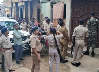 पेशेवर अपराधियों पर पुलिस का शिकंजा, तीन आरोपियों की संपत्ति की जांच शुरू अपराधियों की संपत्ति की जांच करते अधिकारी