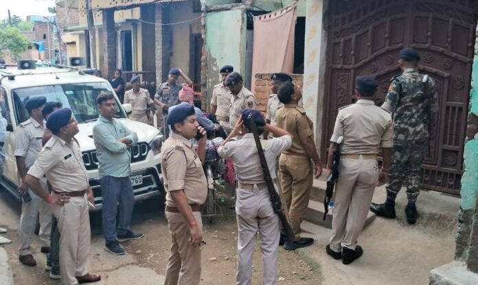 अपराधियों की संपत्ति की जांच करते अधिकारी