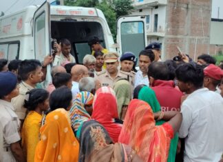 प्लाईवुड फैक्ट्री जा रही महिला को हाईवा ने कुचला, मौके पर मौत; चार बच्चों के सिर से उठा मां का साया छाँव रॉड स्थित पुलिस पिकेड के पास घटनास्थल पर हंगामे को शान्त कराते मोहनिया डीएसपी