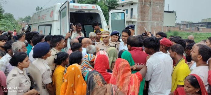 छाँव रॉड स्थित पुलिस पिकेड के पास घटनास्थल पर हंगामे को शान्त कराते मोहनिया डीएसपी