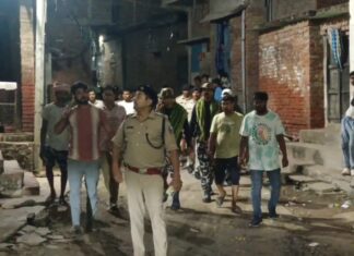 बच्चों के झगड़े ने लिया हिंसक रूप, आमने-सामने आए दो पक्ष; पथराव में युवक घायल घटना स्थल की जांच करते थानाध्यक्ष