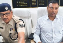 दिनारा में तनाव के बीच प्रशासन सख्त, पूरे थाना क्षेत्र में निषेधाज्ञा लागू 16 अगस्त से लागू रहेगी पाबंदी, भीड़ जुटाने और भ्रामक सोशल मीडिया पोस्ट पर होगी कार्रवाई प्रेस वार्ता करते एसडीएम और एसडीपीओ