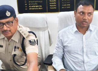 दिनारा में तनाव के बीच प्रशासन सख्त, पूरे थाना क्षेत्र में निषेधाज्ञा लागू 16 अगस्त से लागू रहेगी पाबंदी, भीड़ जुटाने और भ्रामक सोशल मीडिया पोस्ट पर होगी कार्रवाई प्रेस वार्ता करते एसडीएम और एसडीपीओ