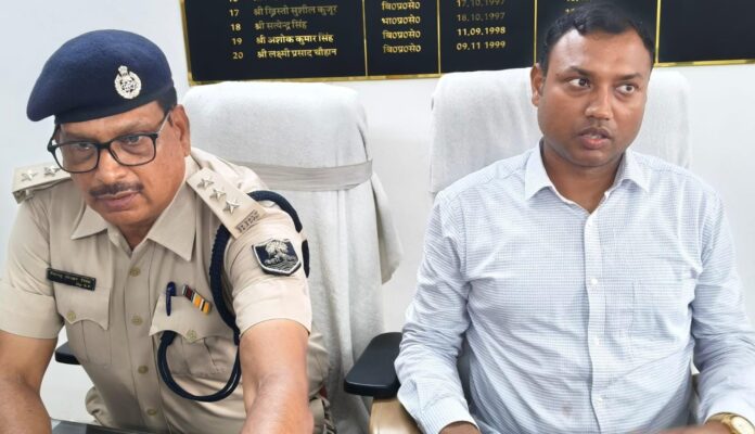 प्रेस वार्ता करते एसडीएम और एसडीपीओ