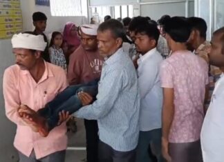 पेड़ से टकराया ई-रिक्शा, चार यात्री घायल; एक की हालत गंभीर घायल को इलाज को ले जाते स्वजन