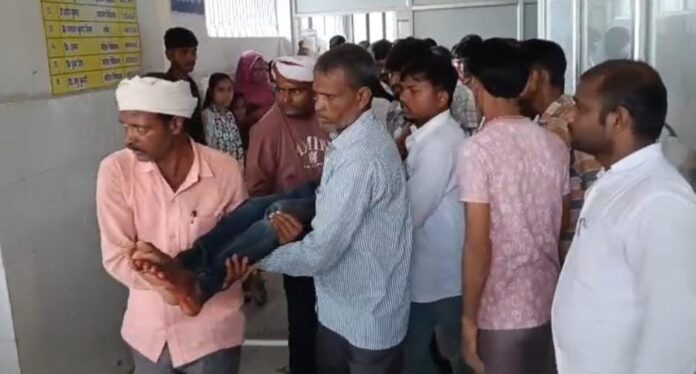 घायल को इलाज को ले जाते स्वजन