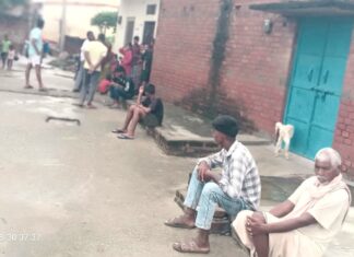 रक्षा बंधन के बाद घर लौट रही मां-बेटियों को अज्ञात वाहन ने रौंदा, महिला की मौत; दो बेटियां गंभीर मृतक के घर के बाहर मौजूद स्थानीय लोग
