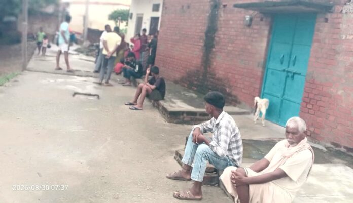 मृतक के घर के बाहर मौजूद स्थानीय लोग