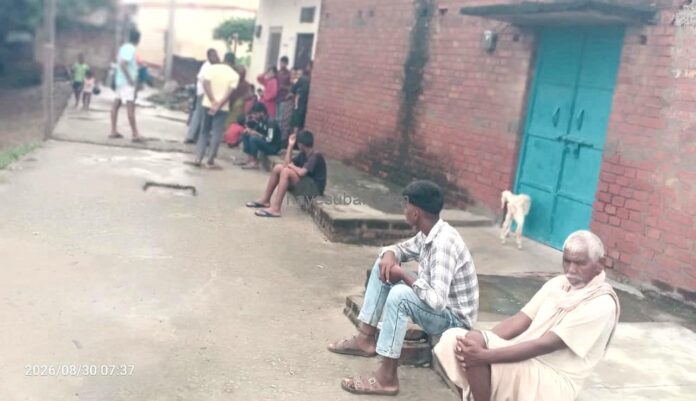 मृतक के घर के बाहर मौजूद स्थानीय लोग