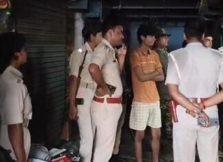 रात का तांडव: शटर तोड़कर चार लाख की चांदी ले गए नकाबपोश चोरी की घटना की जांच करती पुलिस