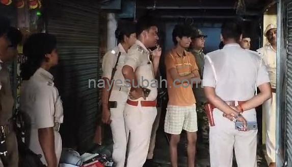 चोरी की घटना की जांच करती पुलिस