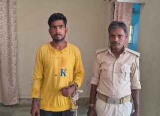 चैनपुर में पुलिस की दोहरी कार्रवाई, कुर्की वारंटी समेत शराब के नशे में हंगामा करने वाला गिरफ्तार नशे में