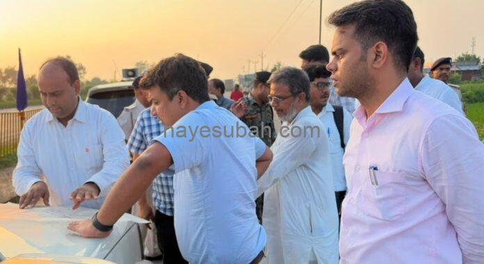 एयरपोर्ट के लिए भूमि का निरीक्षण करते पदाधिकारी