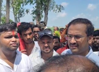 स्कूल की मांग को लेकर NH-219 पर उतरे बसावनपुर के ग्रामीण, दो घंटे थमा रहा यातायात चैनपुर सीओ