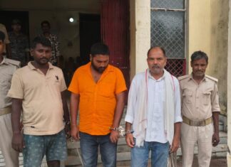 चैनपुर में शराब के खिलाफ पुलिस की कार्रवाई, देसी शराब के साथ एक गिरफ्तार, नशे में हंगामा कर रहे तीन लोग भी पकड़े गए NS News
