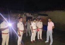 आधी रात धधक उठा घर, पिता और भांजी की मौत; 16 वर्षीय किशोरी गंभीर घटना के बाद जांच करते पुलिसकर्मी