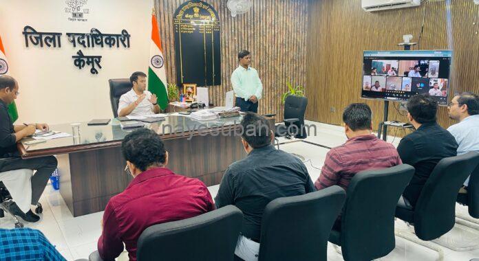 नियोजन को लेकर जिला पदाधिकारी के द्वारा बैठक करते हुए।