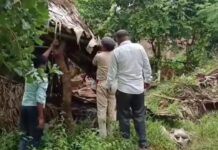 मंदार पहाड़ छेड़छाड़ प्रकरण में प्रशासन का एक्शन, तीन आरोपितों के घरों पर चला बुलडोजर आरोपितों के घर पर अवैध निर्माण हटाती प्रशासन की टीम।
