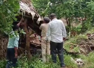 मंदार पहाड़ छेड़छाड़ प्रकरण में प्रशासन का एक्शन, तीन आरोपितों के घरों पर चला बुलडोजर आरोपितों के घर पर अवैध निर्माण हटाती प्रशासन की टीम।