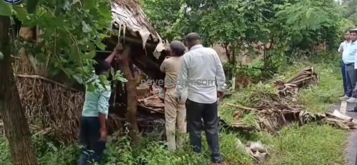 आरोपितों के घर पर अवैध निर्माण हटाती प्रशासन की टीम।