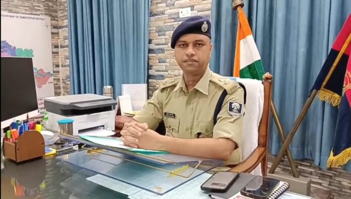 जानकारी देते हुए एसपी