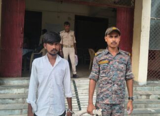 ट्राई साइकिल पर शराब की खेप लेकर जा रहा तस्कर गिरफ्तार, दूसरी कार्रवाई में 4.5 लीटर महुआ शराब बरामद गिरफ्तार शराब तस्कर रवि कुमार
