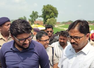 हाटा में जर्जर सड़क और जलजमाव के खिलाफ ग्रामीणों का प्रदर्शन, तीन घंटे जाम रहा मार्ग NS News