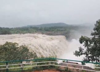 बरसात में खतरनाक हुए कैमूर के झरने, तेज धार के बीच सैलानियों को जारी हुई चेतावनी NS News