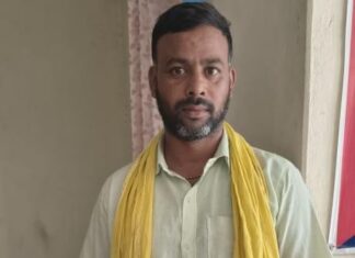 वारंटी की गिरफ्तारी के लिए पहुंची पुलिस को मिली शराब तस्करी की जानकारी, 20 लीटर महुआ शराब के साथ गिरफ्तार गिरफ्तार शराब तस्कर