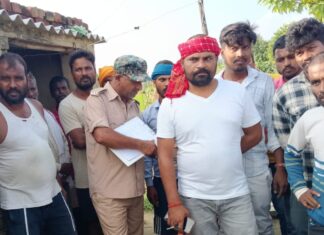 कुदरा में ईंटों की दीवार बनी काल, महिला की दबकर मौत कुदरा में अचानक भरभराकर गिरी ईंटों की दीवार, मलबे में दबकर 60 वर्षीय महिला की मौत महिला की मौत के बाद घटनास्थल पर जुटे लोग