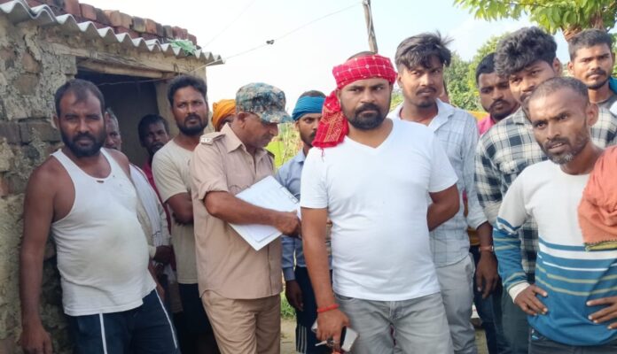 महिला की मौत के बाद घटनास्थल पर जुटे लोग