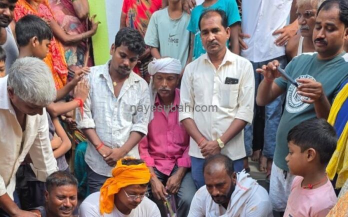 गांव में शोकाकुल स्वजन व ग्रामीण
