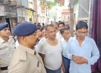 नवरात्रि से पहले भभुआ के दुर्गा मंदिर में सेंधमारी, माता के लाखों के गहने चोरी; एक युवक हिरासत में घटनास्थल की जांच करती पुलिस