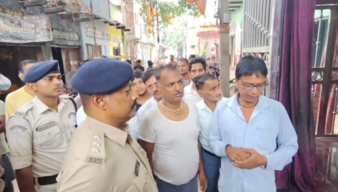 घटनास्थल की जांच करती पुलिस