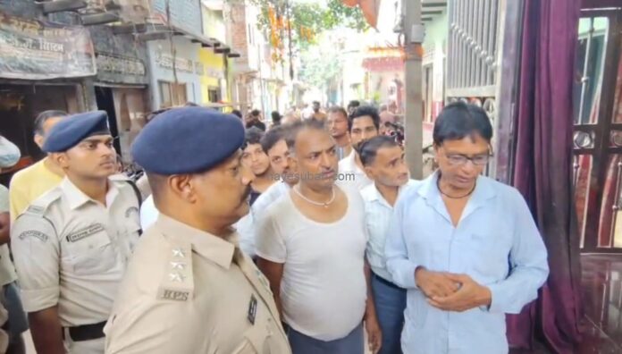 घटनास्थल की जांच करती पुलिस
