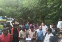रामगढ़ में दर्दनाक सड़क हादसा: पेड़ से टकराई बाइक, 28 वर्षीय युवक की मौत; दूसरा गंभीर घटना स्थल पर पुलिस