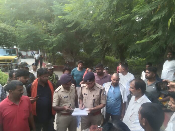 घटना स्थल पर पुलिस