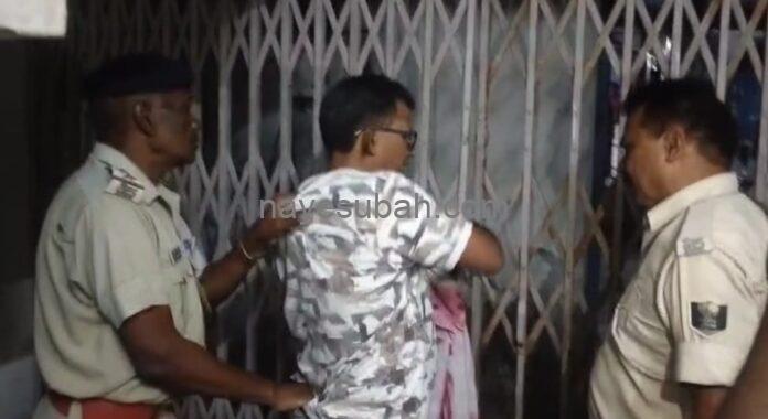 गिरफ्तार निलंबित किरानी कृष्ण प्रसाद वर्मा को ले जाती पुलिस।